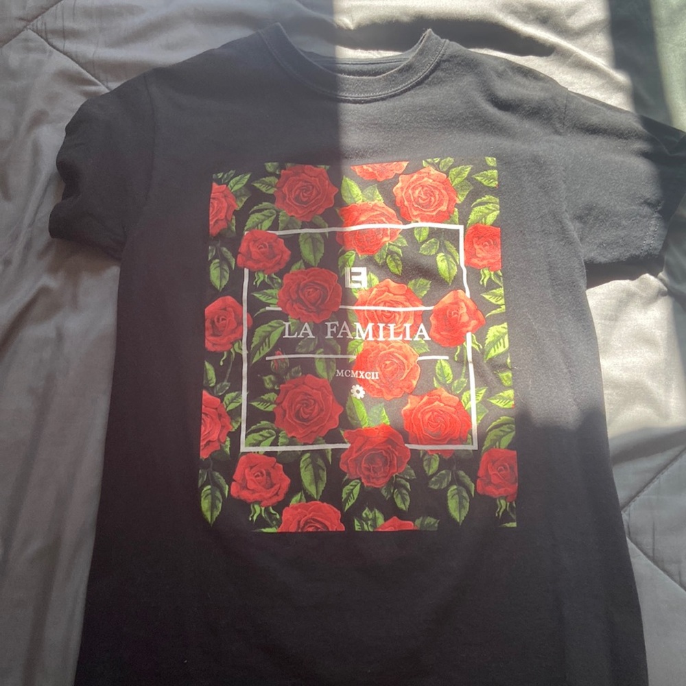 La familia rose tshirt